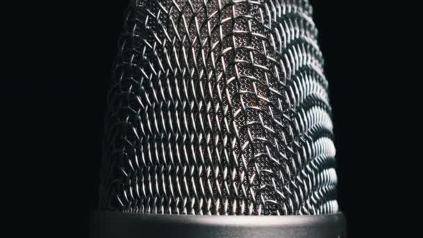Estúdio Microfone Gira Fundo Preto Close Condensador Superfície Grade Microfone — Vídeo de Stock