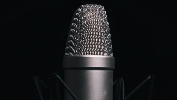 Microfone Condensador Estúdio Gira Sobre Fundo Preto Close Grade Cromada — Vídeo de Stock