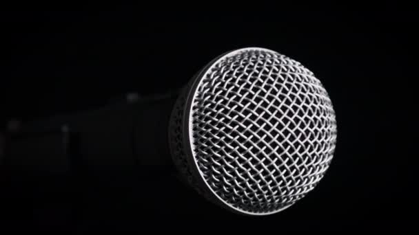 Micrófono Mano Dinámico Gira Sobre Fondo Negro Micrófono Soporte Girando — Vídeos de Stock