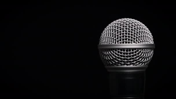 Podręczny Mikrofon Głosowy Powoli Obraca Się Czarnym Tle Zbliżenie Chromowanej — Wideo stockowe
