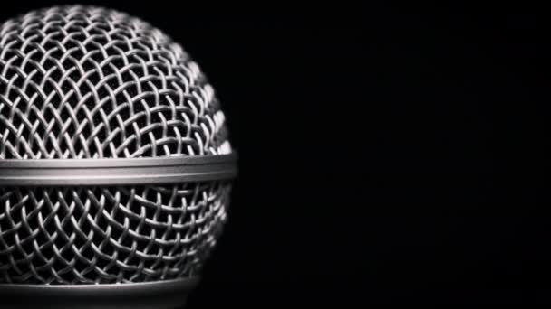 Den Röststyrda Mikrofonen Roterar Långsamt Svart Bakgrund Närbild Kromnät Dynamisk — Stockvideo