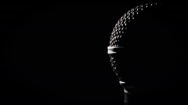 Vocale Handmicrofoon Draait Langzaam Achtergrondverlichting Zwarte Achtergrond Close Chromen Raster — Stockvideo