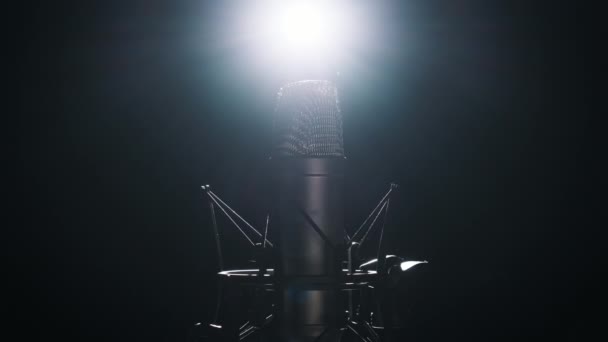 Студийный Конденсатор Микрофона Подсветке Вращается Черном Фоне Крупный План Хромированной — стоковое видео