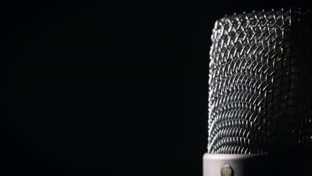 Mikrofon Studyjny Obraca Się Czarnym Tle Podświetleniu Bliska Mikrofon Kondensacyjny — Wideo stockowe
