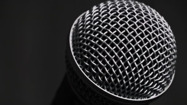 Φωνητικό Μικρόφωνο Περιστρέφεται Αργά Ένα Μαύρο Φόντο Από Κοντά Δίκτυο — Αρχείο Βίντεο