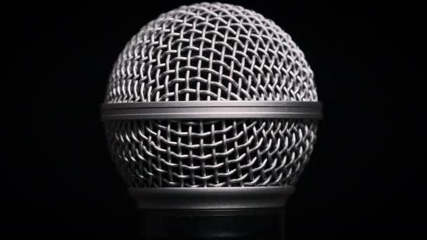 Sångmikrofonen Roterar Långsamt Svart Bakgrund Närbild Kromnät Dynamisk Handhållen Mikrofonyta — Stockvideo