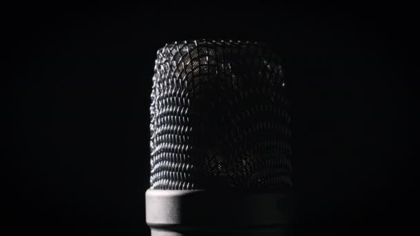 Mikrofon Kondensor Studio Backlight Berputar Pada Latar Belakang Hitam Close — Stok Video