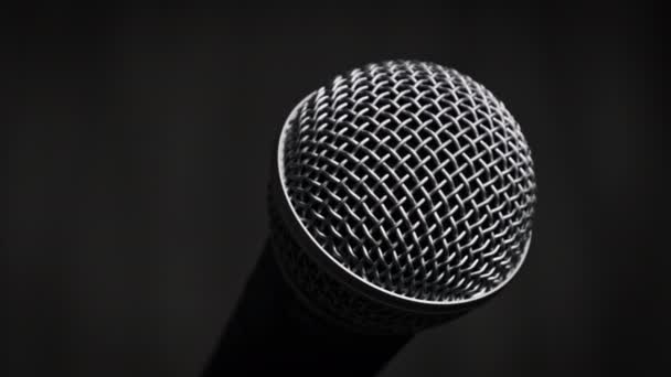Microfono Palmare Dinamico Ruota Uno Sfondo Nero Microfono Cavalletto Che — Video Stock