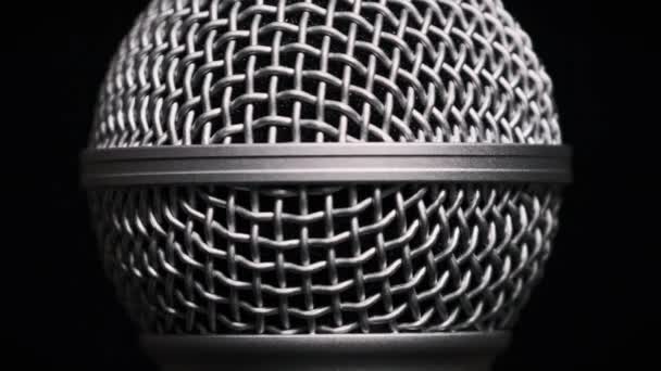 Mikrofon Głosowy Powoli Obraca Się Czarnym Tle Zbliżenie Chromowanej Siatki — Wideo stockowe