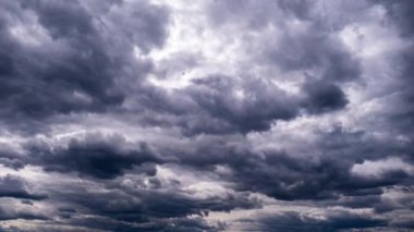 Fırtına bulutları gökyüzünde hareket eder, zaman kavramı. Gri kümülüsün arka planı bulutlu uzayda kalın yağmur bulutları. Dramatik gökyüzünün zaman atlaması. Hava değişikliği. Doğal arka plan, kopyalama alanı. 4K