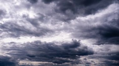 Fırtına bulutlarının zamanı gökyüzünde hareket ediyor. Gri kümülüsün arka planı bulutlu uzayda kalın yağmur bulutları. Dramatik gökyüzünün zaman atlaması. Hava değişikliği. Doğal arka plan, kopyalama alanı. 4K