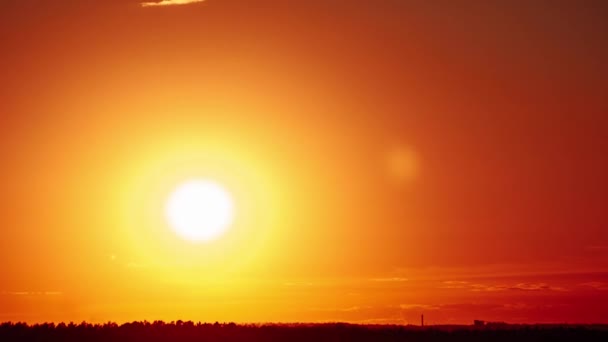 Закат Над Горизонтом Оранжевом Небе Временной Промежуток Яркое Солнце Садится — стоковое видео