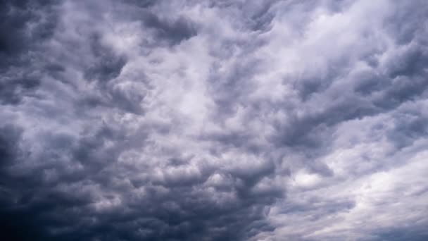 嵐の雲のタイムラプスは空に移動する 灰色のクミラスの背景 曇った空間に厚い雨雲 ドラマチックな空のタイムラップ 天候の変化について 自然の背景 コピースペース 4Kについて — ストック動画
