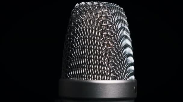 Microphone Condensateur Studio Tourne Sur Fond Noir Gros Plan Grille — Video