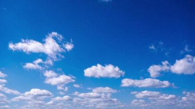 Kümülüs bulutlarının zamanı mavi gökyüzünde ilerliyor. Işık ve ağır sakin bulutların arka planı bulutlu uzayda şekil değiştirir. Doğal arka plan, hızlandırılmış zaman, kopyalama alanı. 4K.
