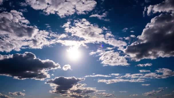 Načasování Hromadných Mraků Pohybujících Modré Obloze Proti Slunci Cloud Prostor Videoklip