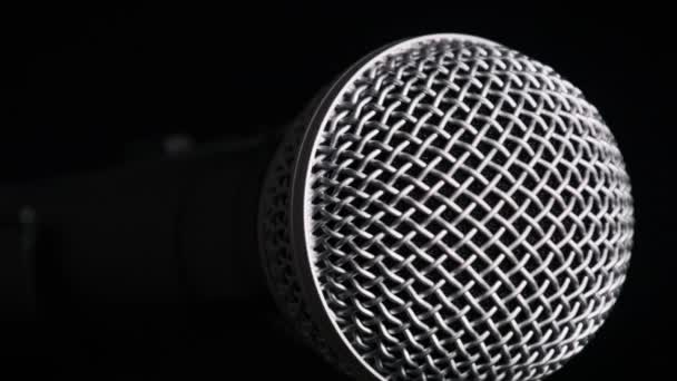Microfono Vocale Ruota Lentamente Uno Sfondo Nero Primo Piano Griglia — Video Stock