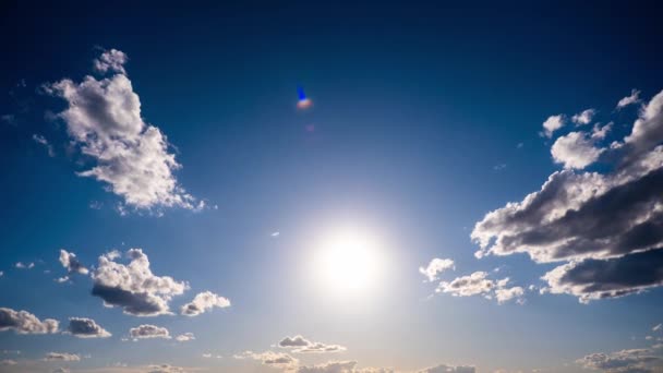 Načasování Hromadných Mraků Pohybujících Modré Obloze Proti Slunci Cloud Prostor — Stock video
