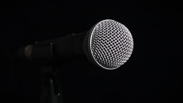 Vocale Microfoon Draait Langzaam Een Zwarte Achtergrond Close Chroomraster Dynamisch — Stockvideo