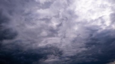Fırtına bulutlarının zamanı gökyüzünde hareket ediyor. Gri kümülüsün arka planı bulutlu uzayda kalın yağmur bulutları. Dramatik gökyüzünün zaman atlaması. Hava değişikliği. Doğal arka plan, kopyalama alanı. 4K