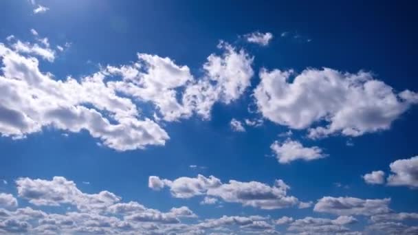 Zaman Bulutları Mavi Gökyüzünde Hareket Eder Işık Ağır Sakin Kümülüs — Stok video