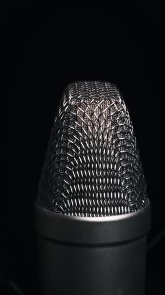 Microphone Condensateur Studio Tourne Sur Fond Noir Gros Plan Grille — Video