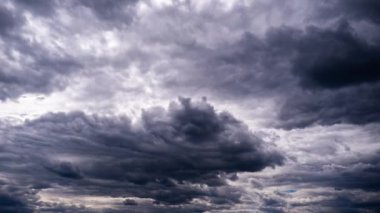 Fırtına bulutları gökyüzünde hareket eder, zaman kavramı. Gri kümülüsün arka planı bulutlu uzayda kalın yağmur bulutları. Dramatik gökyüzünün zaman atlaması. Hava değişikliği. Doğal arka plan, kopyalama alanı. 4K