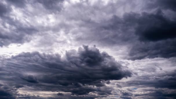 暴风雨的云彩在天空中移动 时间在流逝 云雾中的灰色积雨云背景 戏剧化天空的时间流逝 天气的变化 自然背景 复制空间 — 图库视频影像