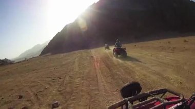 Mısır Çölü 'nde Dörtlü bisiklete binmek. ATV sürüyorum. ATV 'lerde çöl off-road maceraları. Aksiyon kamerasında birinci şahıs görünümü.