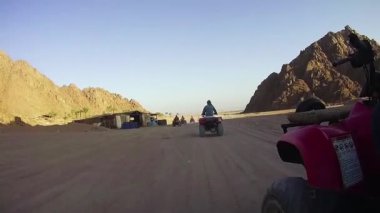 Mısır Çölü 'nde Dörtlü bisiklete binmek. ATV sürüyorum. ATV 'lerde çöl off-road maceraları. Aksiyon kamerasında birinci şahıs görünümü.