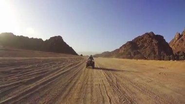 Mısır Çölü 'nde ATV sürüyorum. Mısır Çölü 'nde Dörtlü bisiklete binmek. ATV 'lerde çöl off-road maceraları. Aksiyon kamerasında birinci şahıs görünümü.