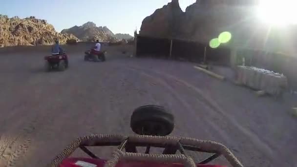 エジプトの砂漠でクワッドバイクに乗る Atvを運転する Atvでオフロードの砂漠の冒険 アクションカメラのファーストパーソンビュー — ストック動画