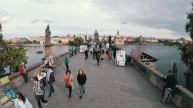 Çek Cumhuriyeti, Prag, 12 Eylül 2017: Charles Bridge, Prague, Çek Cumhuriyeti yürüyen insan kalabalığı. İnsanlar ve sokak sanatçıları gündüz yürüyen Üstten Görünüm.