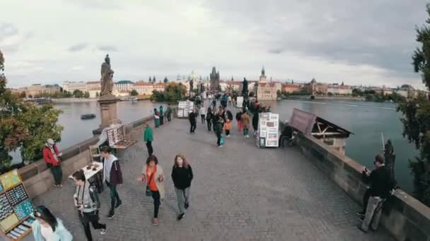 República Checa Prague Setembro 2017 Multidão Pessoas Caminhando Longo Ponte — Vídeo de Stock