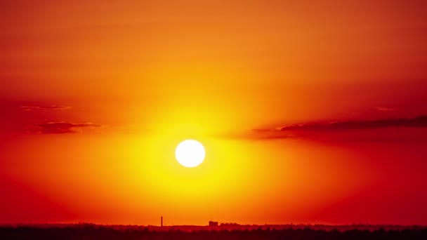 Zonsondergang Boven Horizon Oranje Lucht Met Zachte Wolken Timelapse Verbazingwekkende — Stockvideo