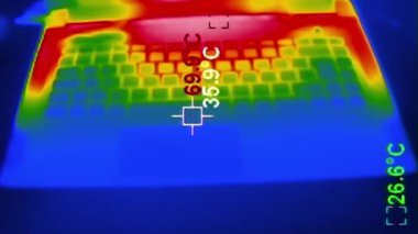 Bir dizüstü bilgisayarın görünmeyen ısı kalıplarının termal kamerayla canlandığını görüyorsunuz. Görüntü, aygıt boyunca değişen sıcaklıkları, canlı renklerde gösterir..