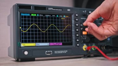 Dijital bir depolama osiloskopunun kare bir dalga görüntüsü. Bu görüntü elektronik, mühendislik, teknoloji ve sinyal işleme projeleri için idealdir..