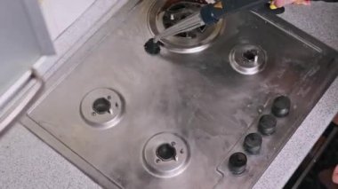 Güçlü buhar patlamaları paslanmaz çelik gaz sobasının üzerindeki kiri hedef alıyor ve temiz ve hijyenik bir yemek yüzeyi vaat ediyor..