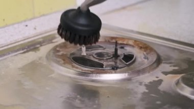 Yakından bakıldığında, buhar fırçasının etkin bir şekilde bozulması ve yavaş çekimde inatçı kiri kaldırması, gaz sobasını temizlemenin tatmin edici sürecini gözler önüne seriyor..