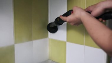 Elle çalışan bir buhar temizleyicisi mutfak dolabının kapısına sıcak buhar püskürterek yüzeyi temizler ve yağ ve kiri temizler. Buhar çamuru eritiyor, lekesiz bir son bırakıyor.