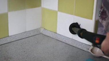 Buhar temizleyicisi mutfak tezgahındaki kiri ve kiri temizler. Güçlü buhar inatçı lekeleri patlatarak temizler ve hijyenik bir yüzey bırakır.