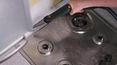 Buhar temizleyicisi, bir sobanın köşesindeki kiri ve kiri temizler. Böylece tüm yüzeyi kaplar ve temizler..