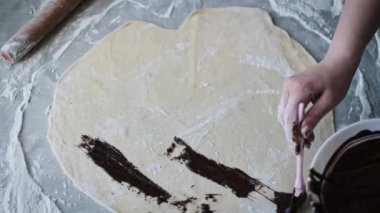 Ahşap bir tahtanın üzerinde hamur yoğurup, ev yapımı ekmek yapma sürecini gösteren yakın plan çekimler..