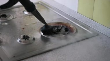 Elde tutulan bir buhar temizleyicisi, paslanmaz çelik gaz sobasının kirli ve inatçı yağını havaya uçurur. Güçlü buhar, yakılmış besin kalıntılarını zahmetsizce ele alıyor ve parlak, temiz bir son bırakıyor..