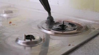 Güçlü bir buharlı temizleyicinin, yanan yiyecekleri ve kiri ağır çekimde gaz sobasından çıkarmasını izleyin, pırıl pırıl temiz bir yüzeyi ortaya çıkarıyor..