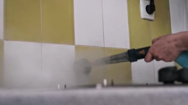 Buharın, yağlı bir mutfak kaplamasını aşarken ki gücüne tanık olun. Buhar temizleyici kiri ve kiri etkin bir şekilde temizler ve temizlenmiş bir yüzey bırakır.