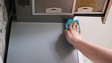 Buhar temizleyicisi, mutfak dolapları ve fayanslar da dahil olmak üzere çeşitli yüzeyleri titizlikle temizlemek için kullanılır. Güçlü buhar kiri ve kiri silip süpürüyor, geriye pırıl pırıl ve steril bir alan bırakıyor.