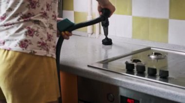 Buhar temizleyicisi mutfak tezgahına sıcak buhar püskürtür, yüzeyi etkin bir şekilde temizler ve yağ ve kiri temizler. Buhar çamuru eritiyor, lekesiz bir son bırakıyor.