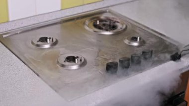 Buhar temizleyici kirli soba düğmelerindeki yağ ve kiri etkili bir şekilde temizler. Sıcak buhar kiri eritiyor, topuzları pırıl pırıl ve hijyenik bırakıyor.