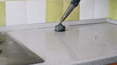 El bilgisayarı, yağlı mutfak tezgahını titizlikle temizlemek için kullanılır. Buhar kiri ve kiri eritir, yüzeyi pırıl pırıl ve hijyenik bırakır.